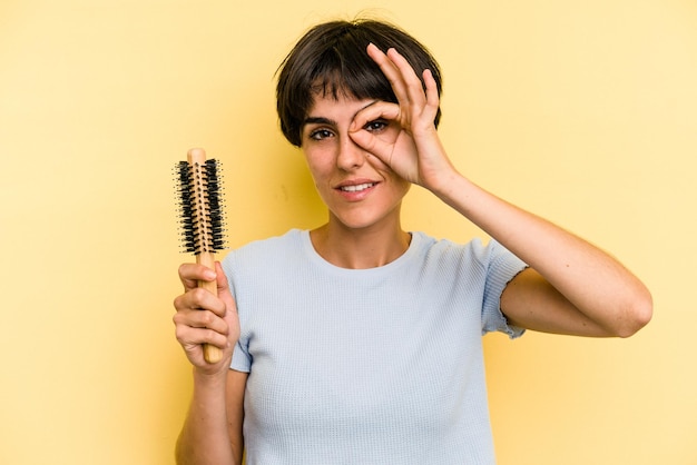 Excité en gardant le geste ok sur les yeux