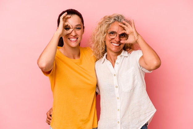 Excité en gardant le geste ok sur les yeux