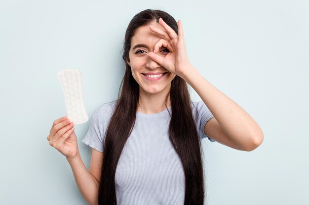 Excité en gardant le geste ok sur les yeux