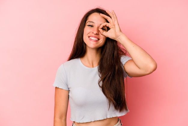 Excité en gardant le geste ok sur les yeux