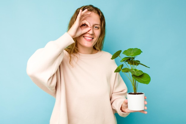 Excité en gardant le geste ok sur les yeux