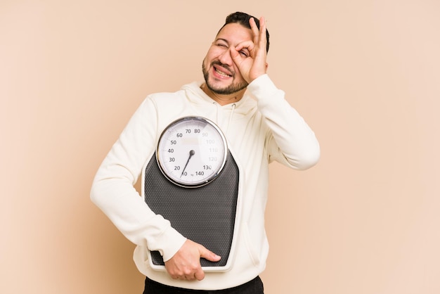 Excité en gardant le geste ok sur les yeux