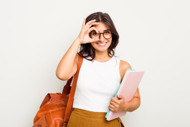 Excité en gardant le geste ok sur les yeux