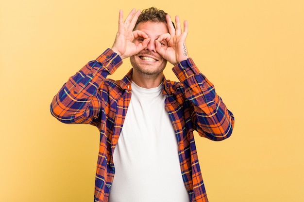 Excité en gardant le geste ok sur les yeux