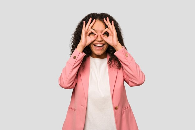 Excité en gardant le geste ok sur les yeux