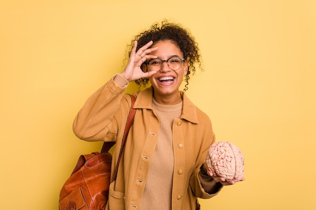 Excité en gardant le geste ok sur les yeux