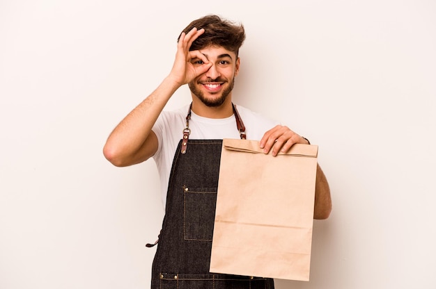 Excité en gardant le geste ok sur les yeux