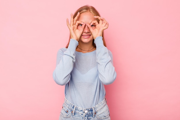 Excité en gardant le geste ok sur les yeux