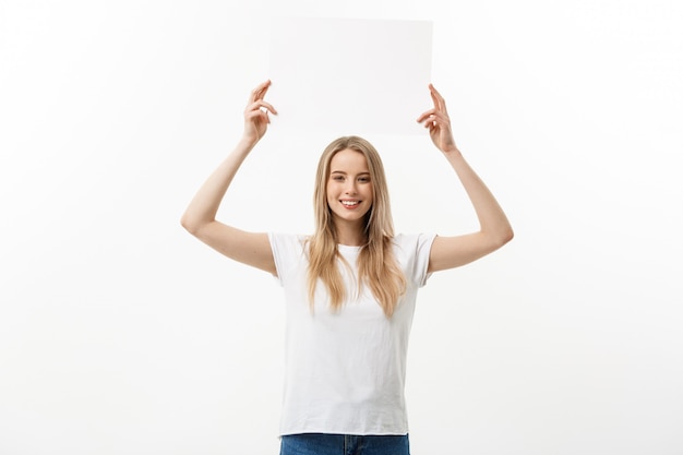 Excité et heureuse belle jeune femme isolée sur fond blanc.