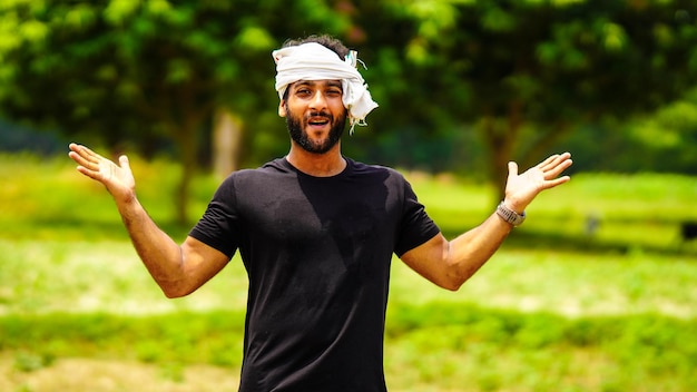 Excité heureux jeune agriculteur indien beau garçon dans le village