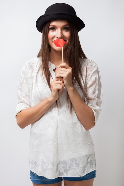 Excité jeune fille décontractée s'amusant. Isolé sur fond blanc.