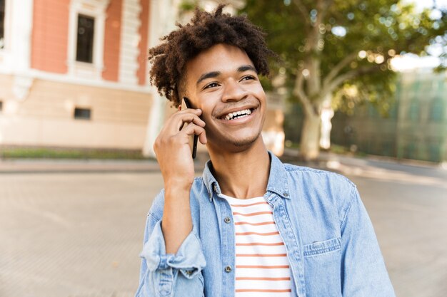 Excité jeune homme à l'extérieur