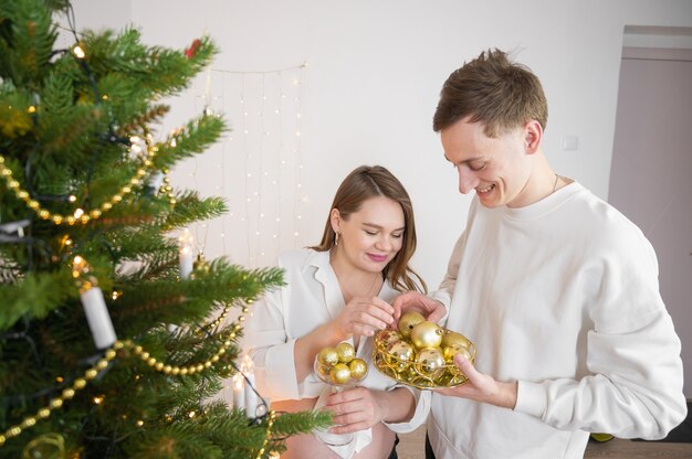 Excité par le premier Noël ensemble. Concept de grossesse, de vacances d'hiver et de personnes.