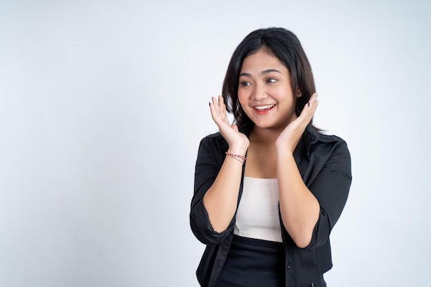 Excitée jeune femme asiatique ouvrant deux paumes en souriant