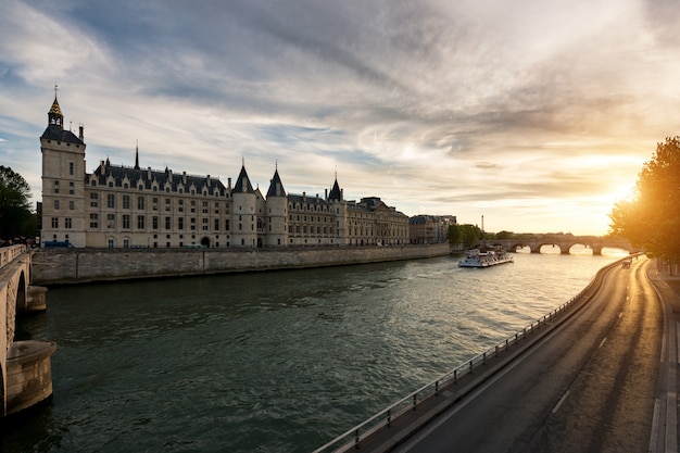 Excursion en bateau sur la Seine à Paris avec le coucher du soleil. Paris, France