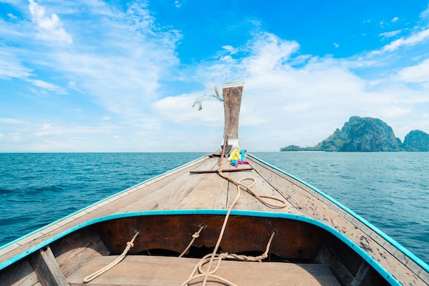 Excursion en bateauVues sur l'île et la mer depuis un bateau à longue queue