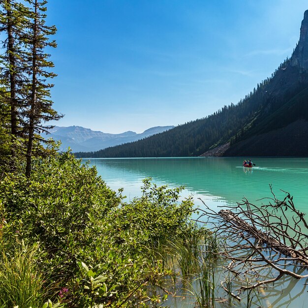 Excursion en canoë sur le lac Louise au parc national banff canada