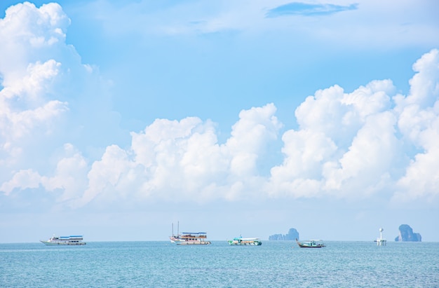 Excursions en bateau sur l'île de fond de la mer et nuages sur le ciel à Krabi en Thaïlande.