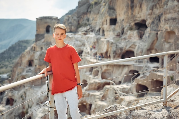 Excursions à la montagne, un adolescent à la montagne près des grottes