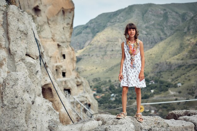 Excursions à La Montagne, Un Adolescent à La Montagne Près Des Grottes