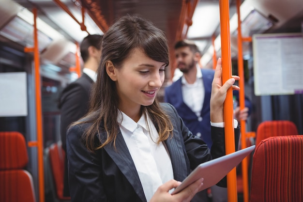 Exécutif à l'aide de tablette numérique en train