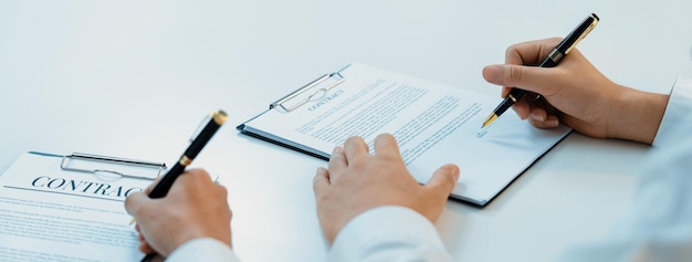 Exécutif d'entreprise signant un document d'accord de contrat sur la balle avec l'aide d'un avocat de l'entreprise ou d'un service d'avocat dans le bureau d'un cabinet d'avocats Investissement d'entreprise et finalisation du traitement juridique Astucieux