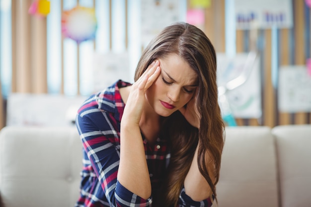 Exécutif stressé assis sur un canapé