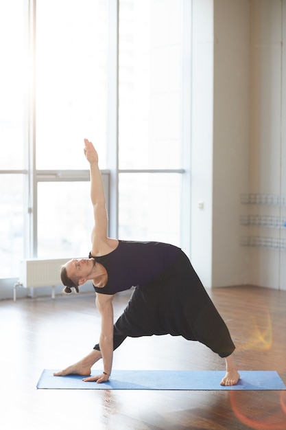 Exécution d'une pose en triangle étendu