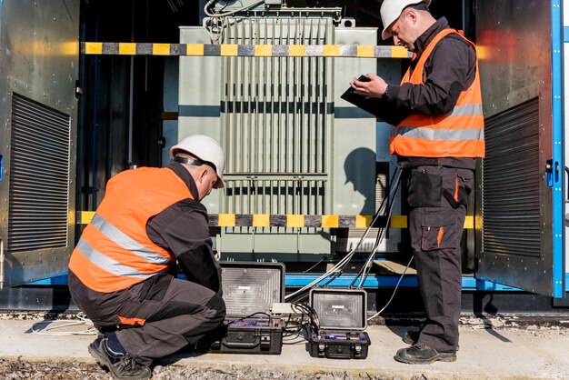 Exécution des travaux de mesure électrique sur le transformateur de puissance