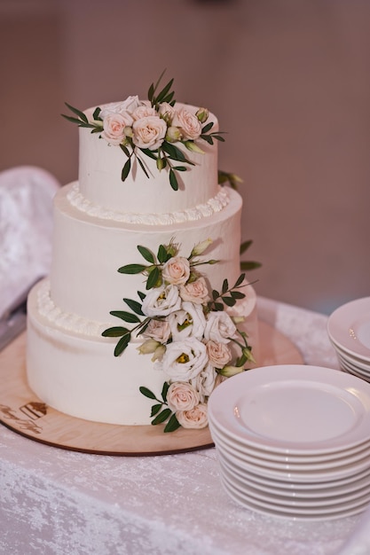 Un exemple de la conception d'un gâteau de mariage délicat pour les mariés lors d'un banquet solennel 2673