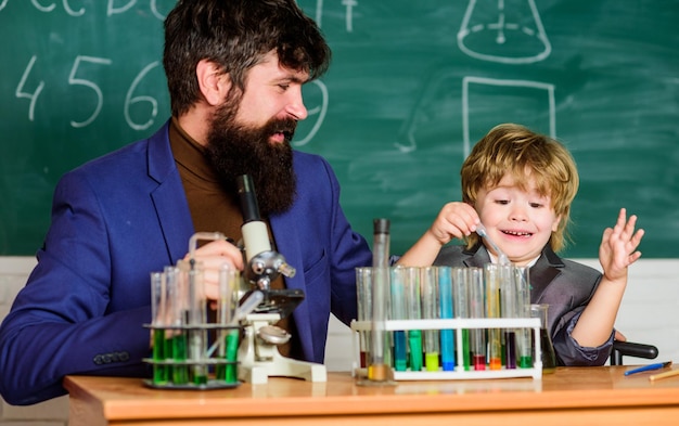 Exemple personnel Journée de la connaissance Expérience chimique Étudier la chimie ensemble Suivre le père dans tout Mon père est scientifique Esprits de génie Enseignant barbu père et enfant tubes à essai