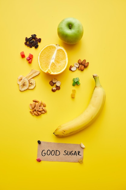 Exemples de bon concept de sucre directement au-dessus de la vue des noix fruits frais et secs sur fond jaune