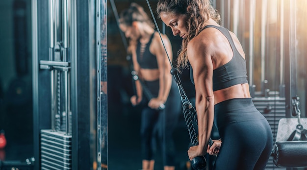 Exercer les triceps dans une salle de sport