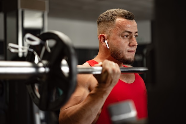 Exercice d'athlète homme fort dans la salle de gym portrait en gros plan