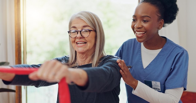 Photo exercice de bande de résistance et femme âgée avec entraînement de physiothérapie pour les muscles et les bras formation physique forte et personne âgée avec le soutien d'une infirmière ou d'un physiothérapeute dans l'entraînement de réadaptation