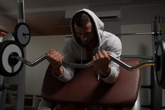 Exercice de biceps avec haltère