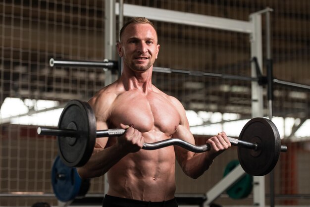 Exercice de biceps avec haltère