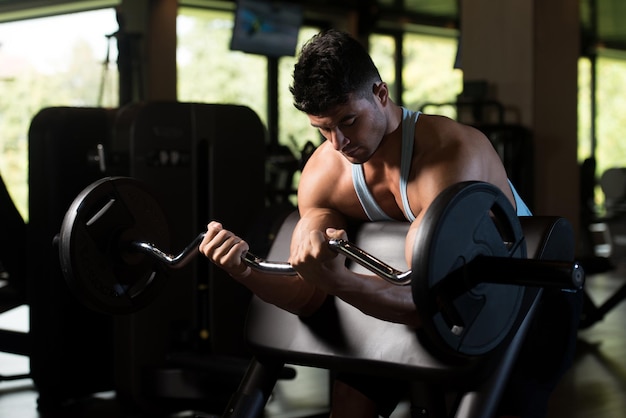 Exercice de biceps avec haltères dans un centre de remise en forme