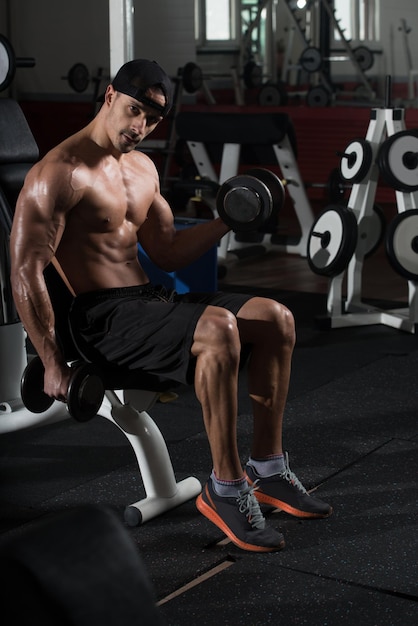 Exercice de biceps avec des haltères dans une salle de sport