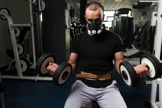 Exercice de biceps avec des haltères en élévation Masque taille M/L