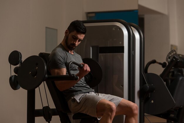 Exercice de biceps d'un jeune bodybuilder