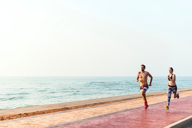 Exercice en cours d&#39;exercice Concept de plage de mode de vie sain