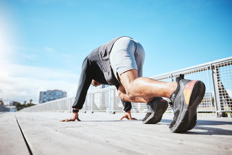 Photo exercice de course et dos d'un homme au début de son entraînement en ville pour un entraînement de cardio ou d'endurance pont de fitness et chaussures d'un coureur ou athlète masculin en plein air pour un défi