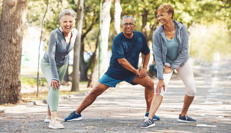 Photo exercice d'étirements pour hommes et femmes en plein air et entraînement pour le bien-être, la santé ou la forme physique groupe d'entraînement masculin et féminin motivation et cardio pour les jambes soins du corps ou pratique pour le marathon dans la nature