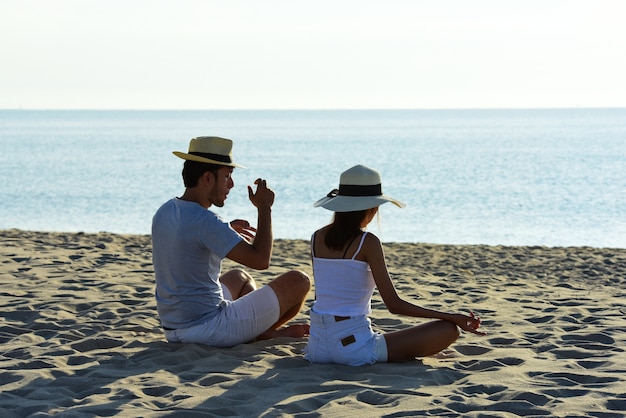 Exercice Faire du yoga à la plage et sauter à la plage au lever du soleil tôt le matin.