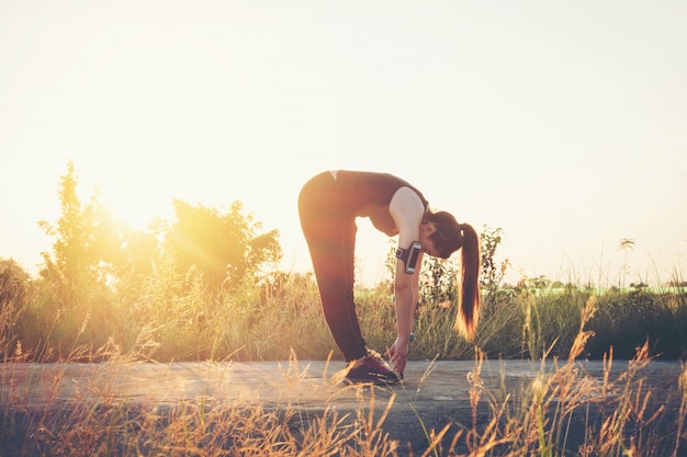 Exercice de femme en plein air au coucher du soleil