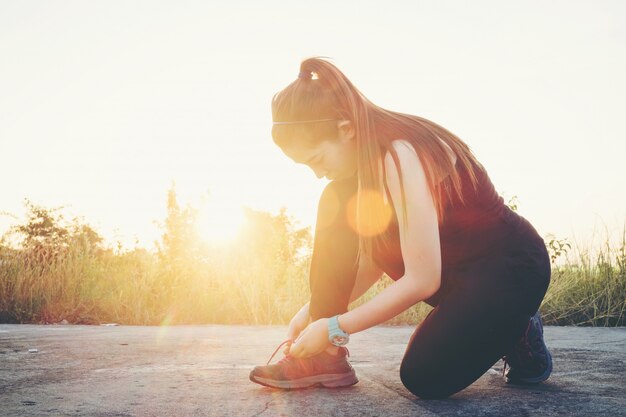 Exercice de femme en plein air au coucher du soleil.