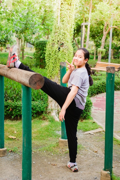 Exercice de fille dans le parc.