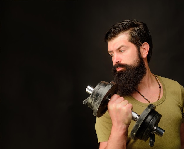 Exercice D'homme Barbu Avec Un Sportif Musclé D'haltères Avec Des Haltères S'entraînant Au Gymnase Beau