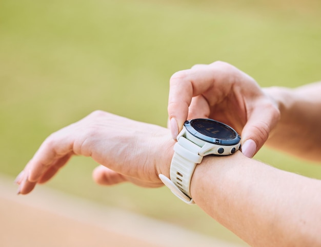 Exercice des mains et montre intelligente avec un sportif en plein air vérifiant l'heure pendant une séance d'entraînement Remise en forme et technologie des bras avec un athlète suivant les performances cardio ou d'endurance pendant l'entraînement